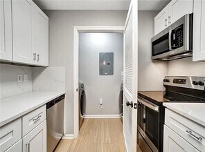 214 Granville Ct in Atlanta, GA - Building Photo - Building Photo