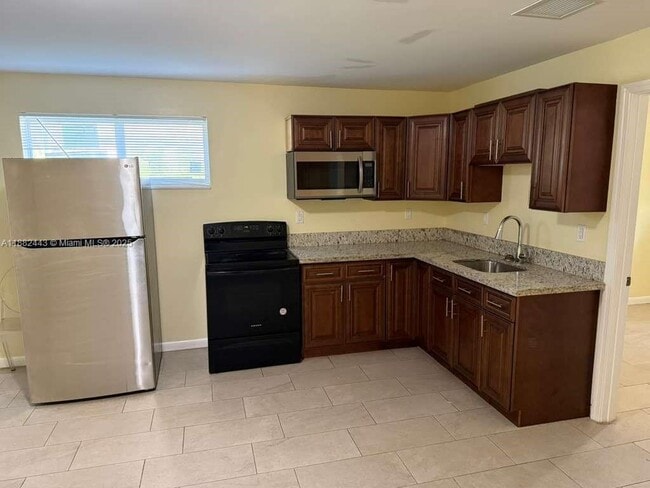 135 NW 198th St in Miami, FL - Building Photo - Building Photo