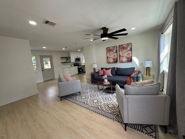 2110 Garvey Dr in Pasadena, TX - Building Photo - Building Photo