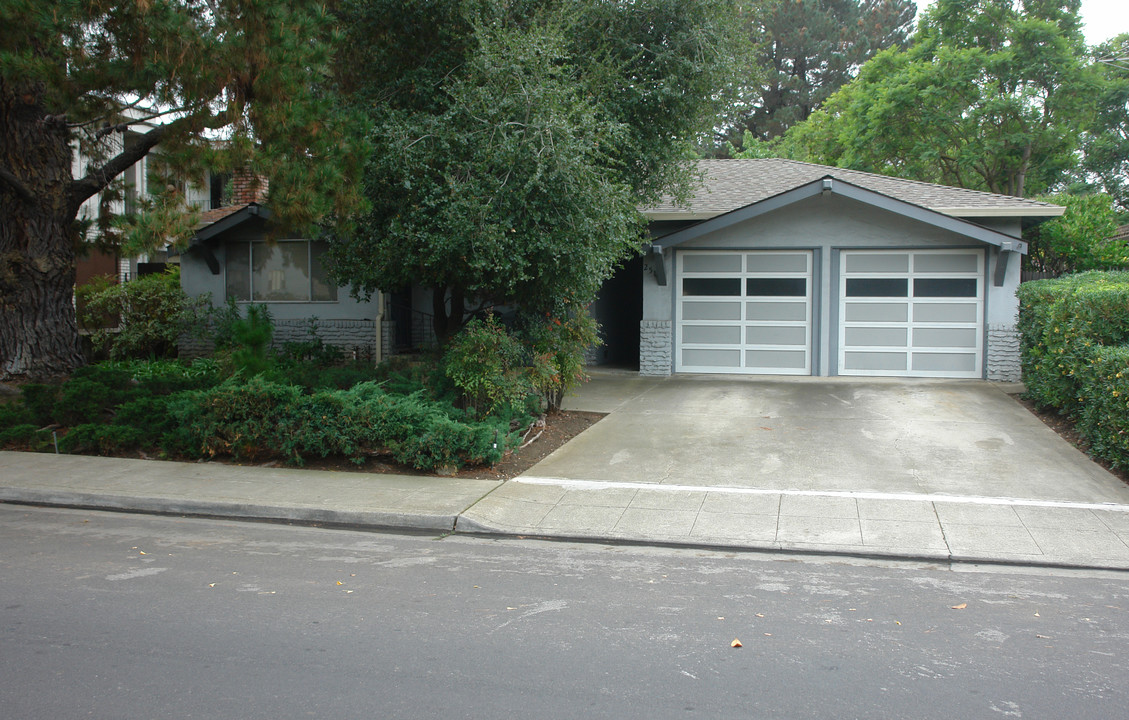 249-251 Pamela Dr in Mountain View, CA - Building Photo