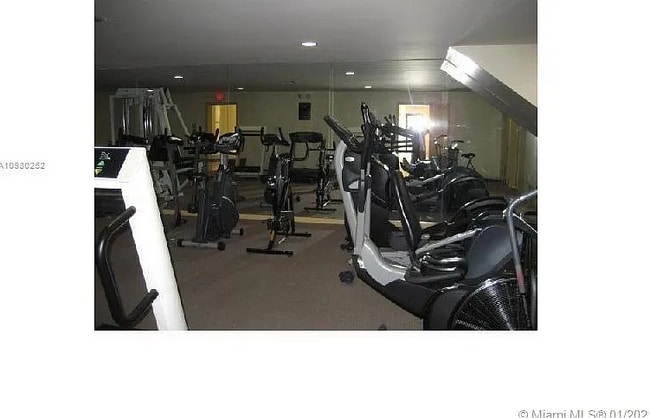 8830 Fontainebleau Blvd in Miami, FL - Building Photo - Building Photo