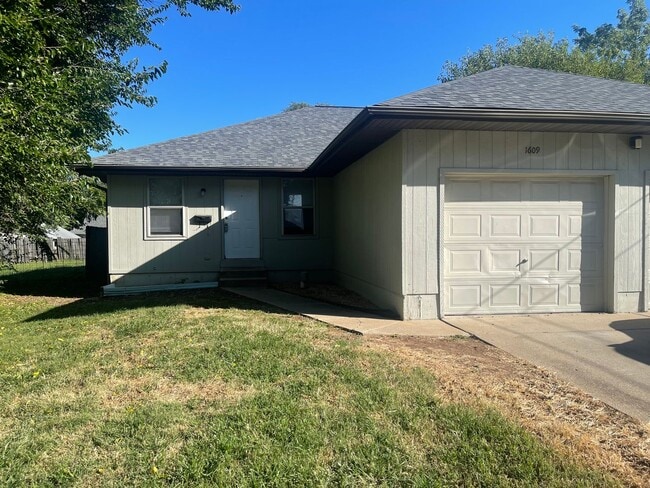 property at 1607-1609 W Chestnut St