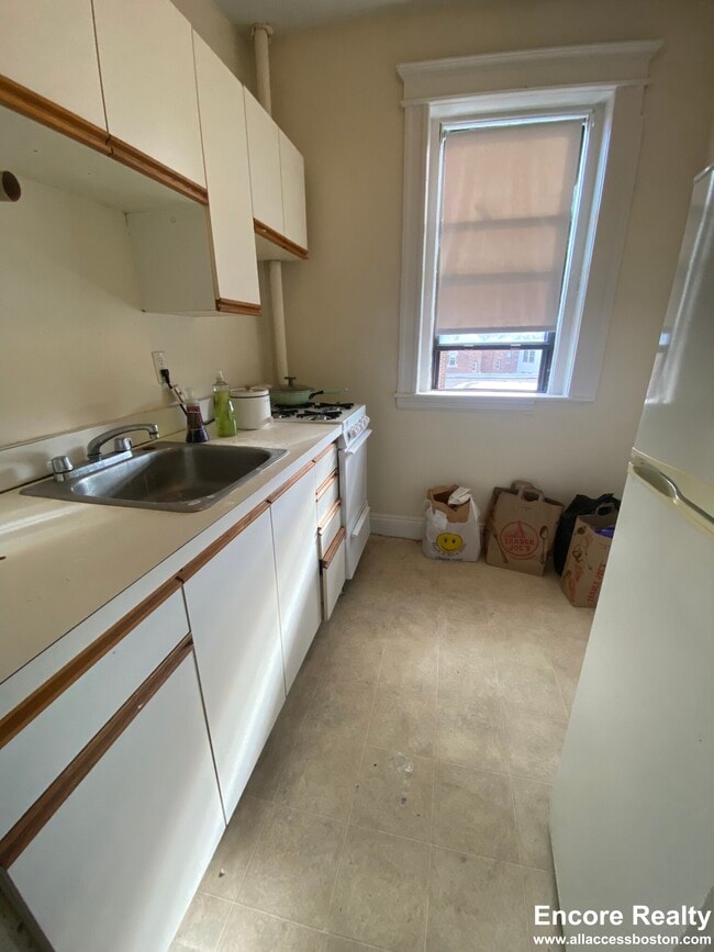 1144 Commonwealth Ave, Unit 32 in Boston, MA - Building Photo - Building Photo