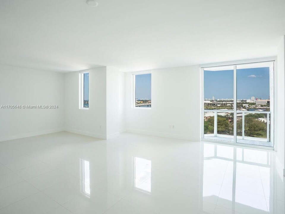 244 Biscayne Blvd, Unit 2202 in Miami, FL - Building Photo