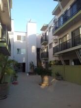 2055 Rodney Dr in Los Angeles, CA - Building Photo - Building Photo