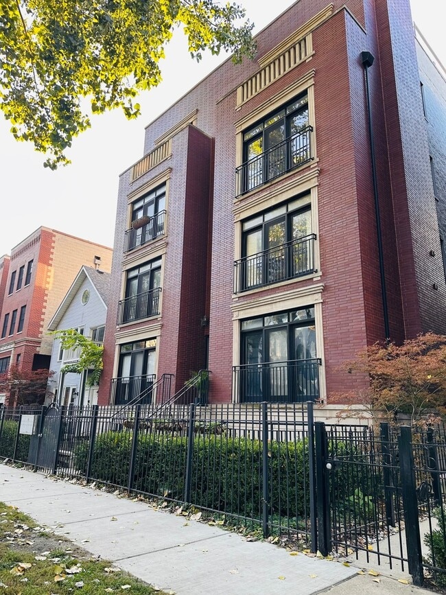 949 W Montana St in Chicago, IL - Foto de edificio - Building Photo