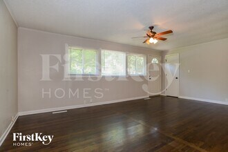 900 NE 62nd St in Gladstone, MO - Building Photo - Building Photo