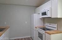 498 Hemlock Dr photo'