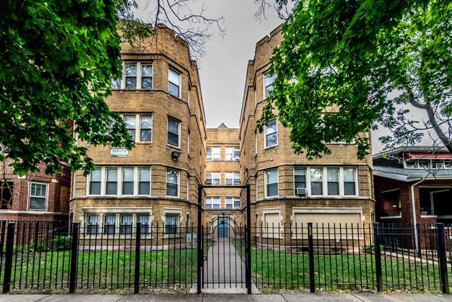 7924 S Vernon Chicago, IL 60619