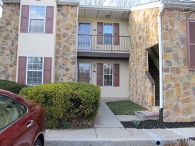 107 Valley Stream Cir, Unit 107-A in Chesterbrook, PA - Building Photo