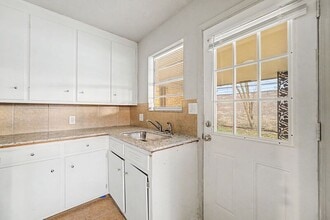 911 S 10th St in Rogers, AR - Building Photo - Building Photo