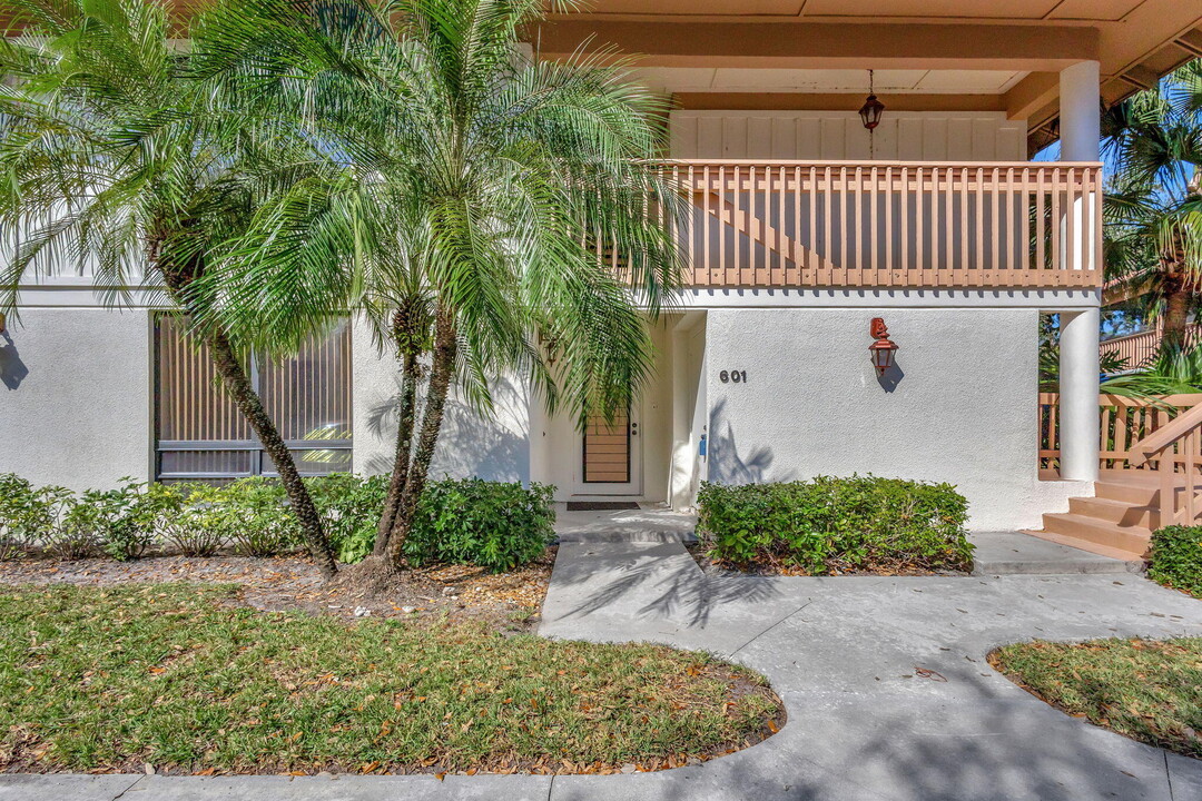 601 Brackenwood Cove in Palm Beach Gardens, FL - Building Photo