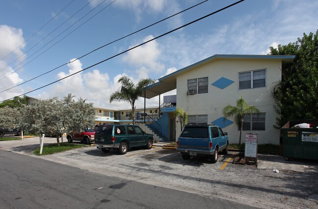 329 NW 7th St in Pompano Beach, FL - Foto de edificio - Building Photo