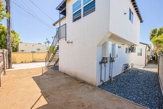 2008 Vineyard Ave in Los Angeles, CA - Building Photo - Building Photo