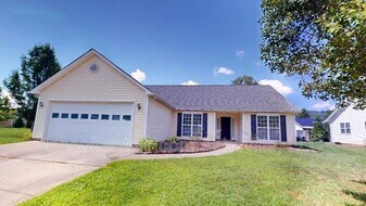 342 Meadow Pathway Dr in Fletcher, NC - Building Photo