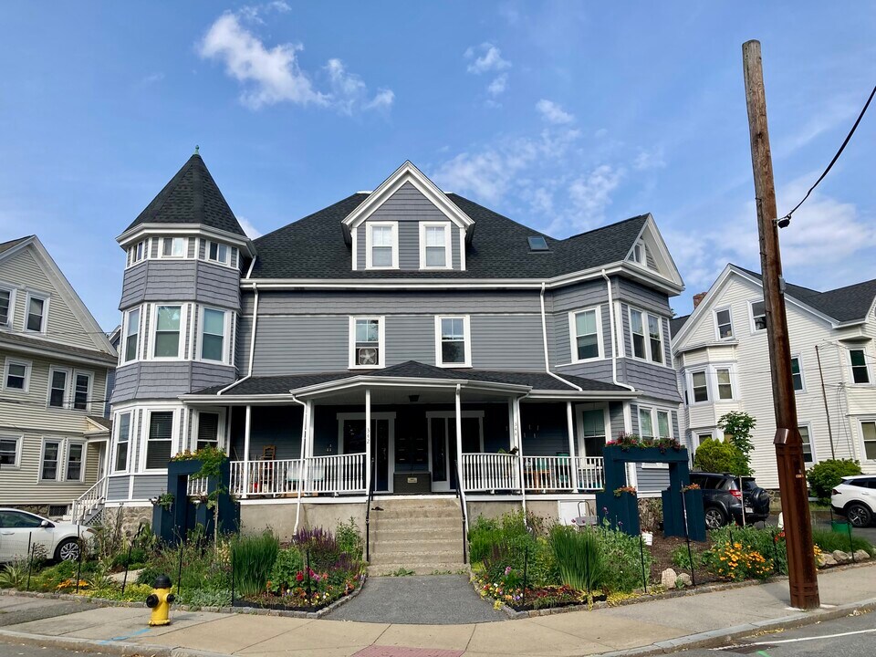 342 Crescent St, Unit 342-1 in Waltham, MA - Foto de edificio
