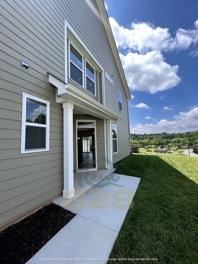 130 Creekview Rd in Hendersonville, NC - Building Photo - Building Photo