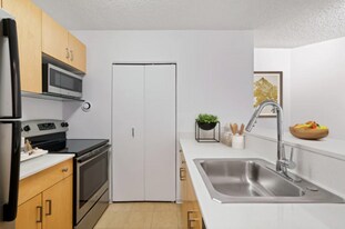 755 N Dearborn St in Chicago, IL - Building Photo