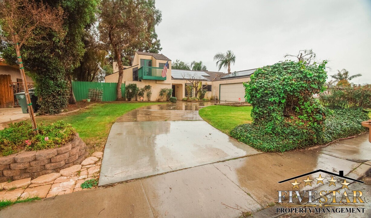 2246 Hasti Acres Dr in Bakersfield, CA - Building Photo