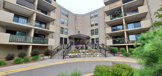 6670 Vernon Ave S in Edina, MN - Building Photo - Building Photo