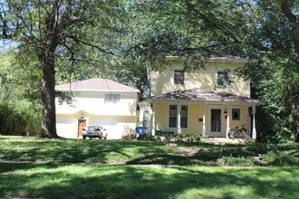 410 Cottage Ave in Vermillion, SD - Building Photo - Building Photo