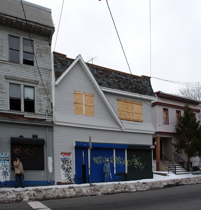 568 Grove St
