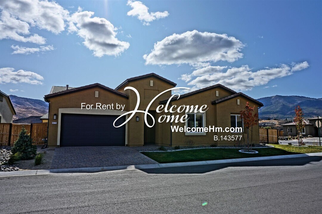 8310 Simsbury Dr in Verdi, NV - Building Photo