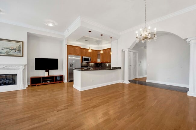 2042 N Clark St, Unit 3S in Chicago, IL - Building Photo - Building Photo