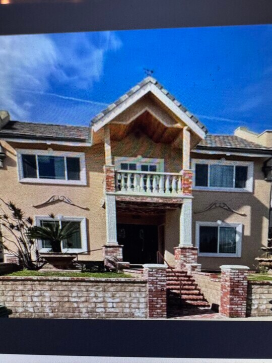 801 N Ridgewood Pl, Unit 2Bedroom1bath in Los Angeles, CA - Building Photo