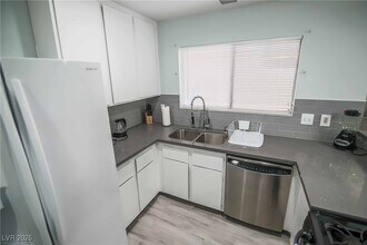 7399 Topeka Dr in Las Vegas, NV - Building Photo - Building Photo