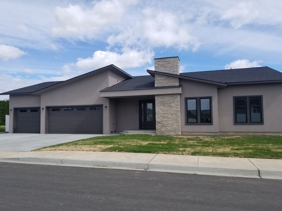 8305 Annalisa Ln in Yakima, WA - Foto de edificio