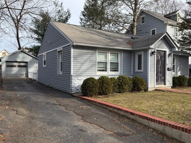 53 Morris St in Stamford, CT - Foto de edificio - Building Photo