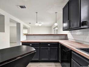 7711 Stable View in San Antonio, TX - Building Photo - Building Photo