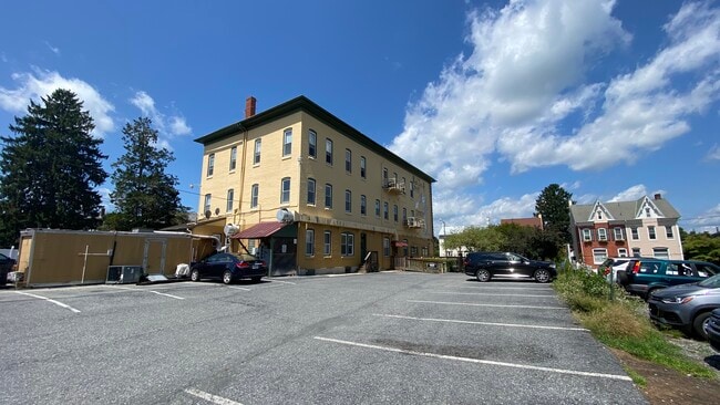 24-32 E Main St in Fleetwood, PA - Building Photo - Building Photo