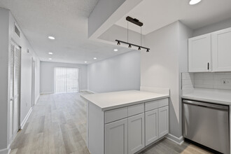 5525 SW 41 St in Pembroke Park, FL - Foto de edificio - Interior Photo