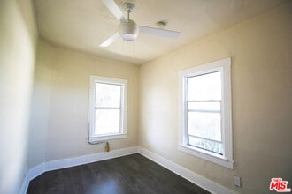 566 N Juanita Ave in Los Angeles, CA - Building Photo - Building Photo