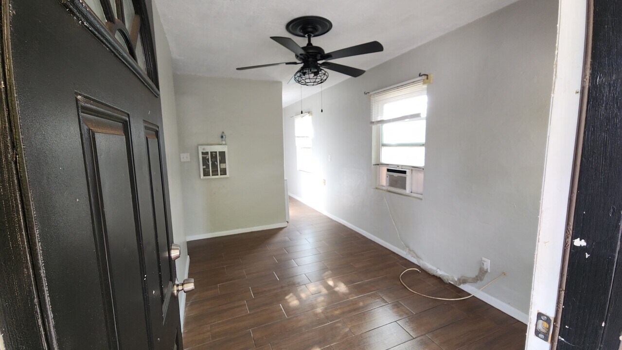1715 Broxey Court Ne, Unit 3 (RIGHT SIDE) in Winter Haven, FL - Building Photo
