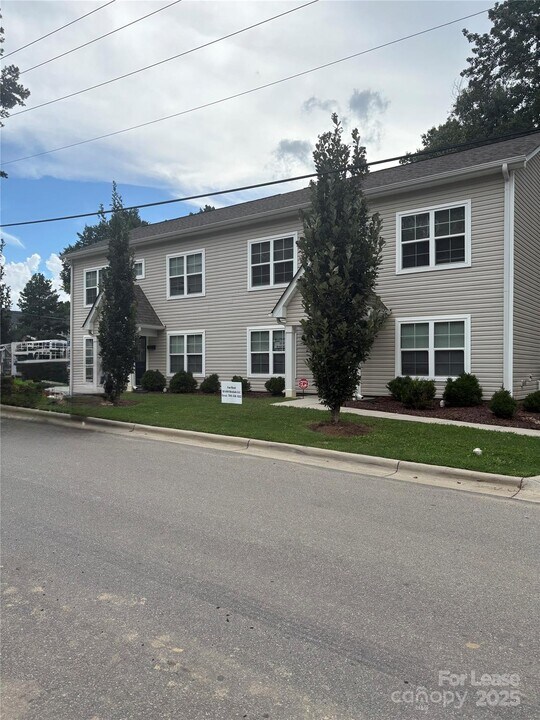 4959 Hillsboro Ave in Charlotte, NC - Building Photo