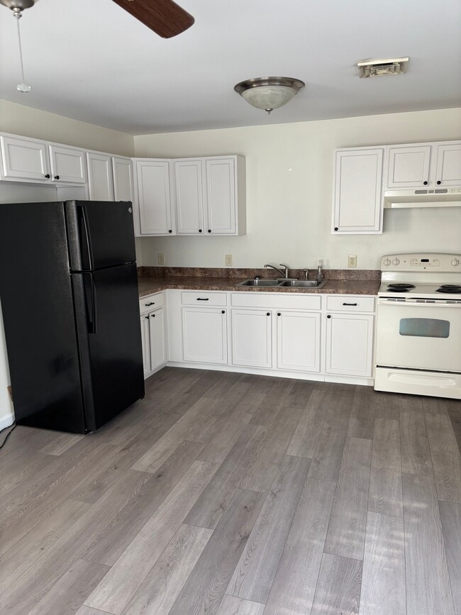 404 N Enola Dr in Enola, PA - Foto de edificio - Building Photo