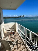10350 W Bay Harbor Dr, Unit 7D in Bay Harbor Islands, FL - Foto de edificio - Building Photo