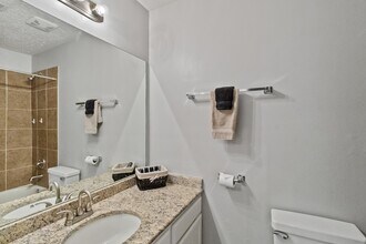 11823 S Red Cedar Cir in Spring, TX - Foto de edificio - Building Photo