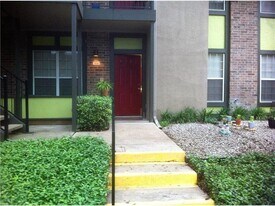 7685 Northcross Dr in Austin, TX - Building Photo