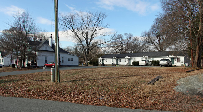 1016 Washington St in Burlington, NC - Foto de edificio - Building Photo