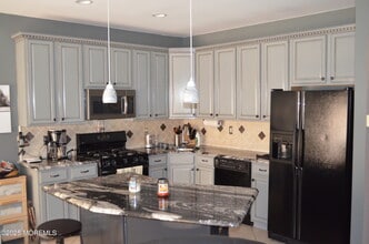 24 Uxbridge Dr in Trenton, NJ - Building Photo - Building Photo