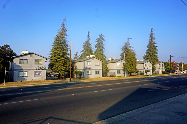 620-650 East Houston Avenue in Visalia, CA - Foto de edificio - Other