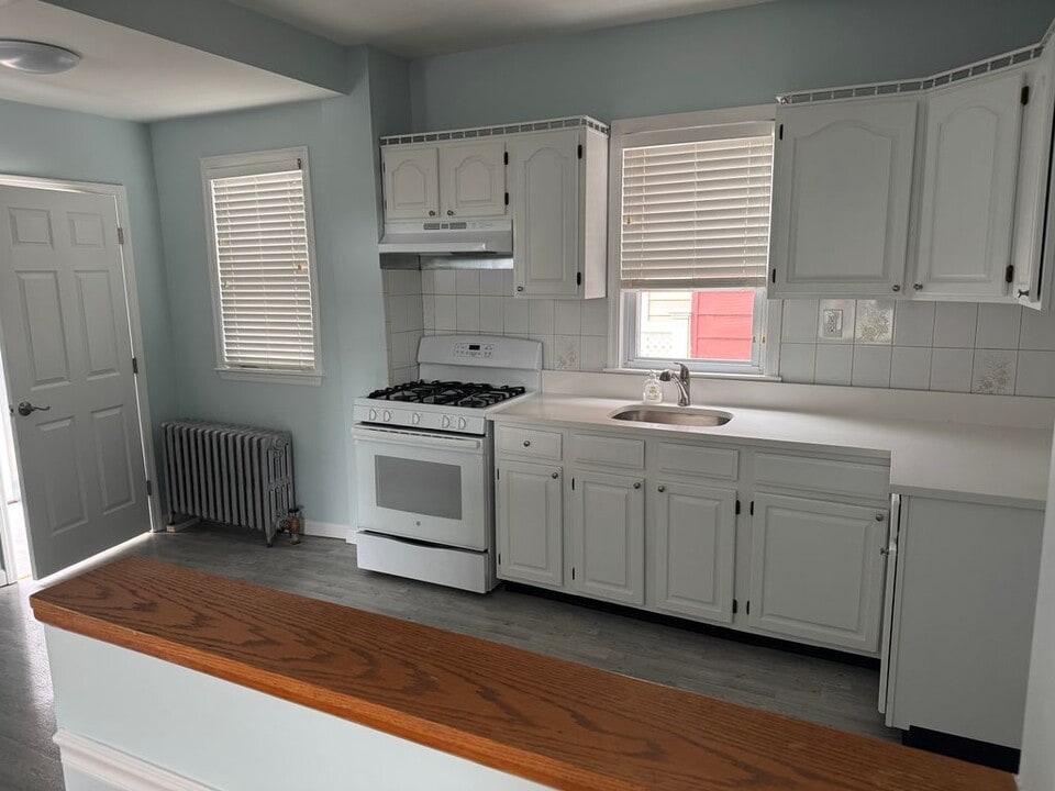 165 Grant Ave in Mineola, NY - Building Photo