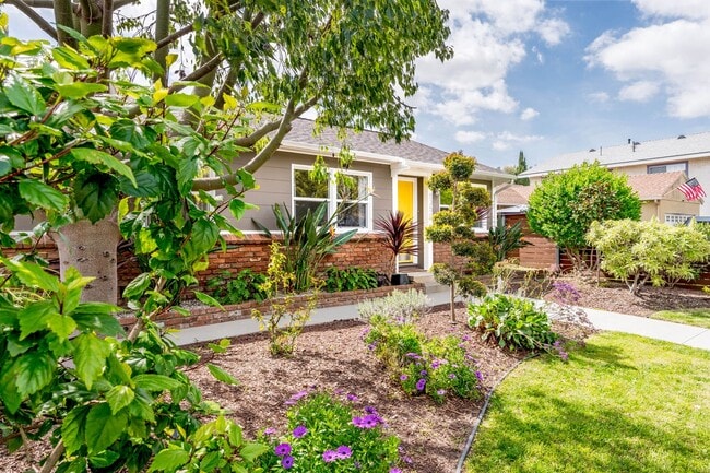 5356 E Wardlow Rd in Long Beach, CA - Building Photo - Building Photo