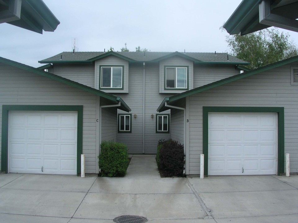 1915 NW Hemlock Ave in Redmond, OR - Building Photo