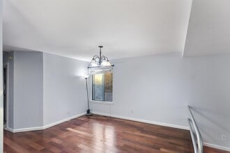 551 Sanderling Ct in Secaucus, NJ - Foto de edificio - Building Photo