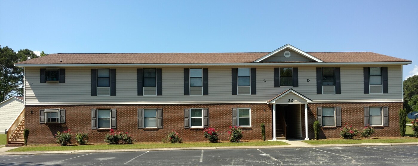 32 Pony Ct in Havelock, NC - Building Photo